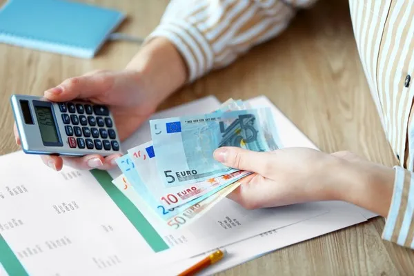 Personne calcule avec des billets d'euros.